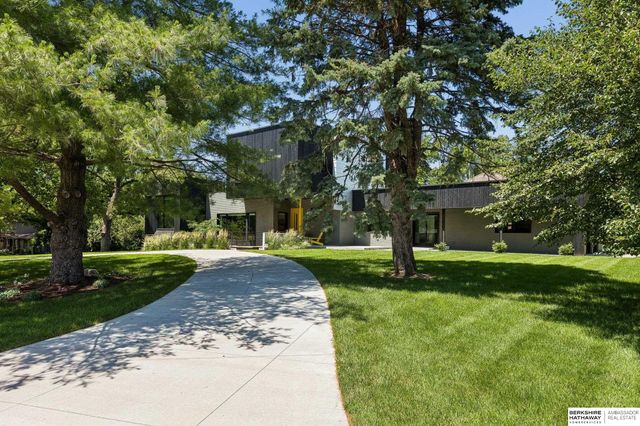 8812 Broadmoor Drive, Omaha, NE 68114