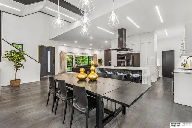 8812 Broadmoor Drive, Omaha, NE 68114