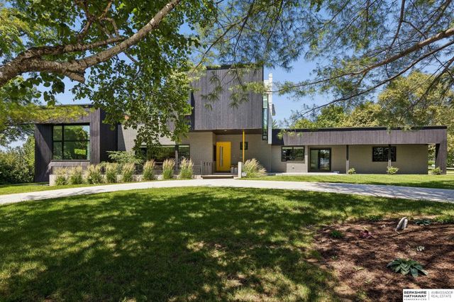 8812 Broadmoor Drive, Omaha, NE 68114