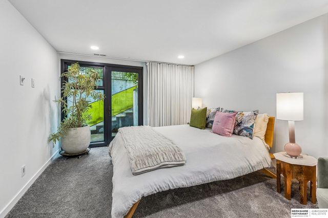 8812 Broadmoor Drive, Omaha, NE 68114
