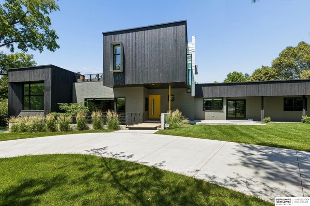 8812 Broadmoor Drive, Omaha, NE 68114