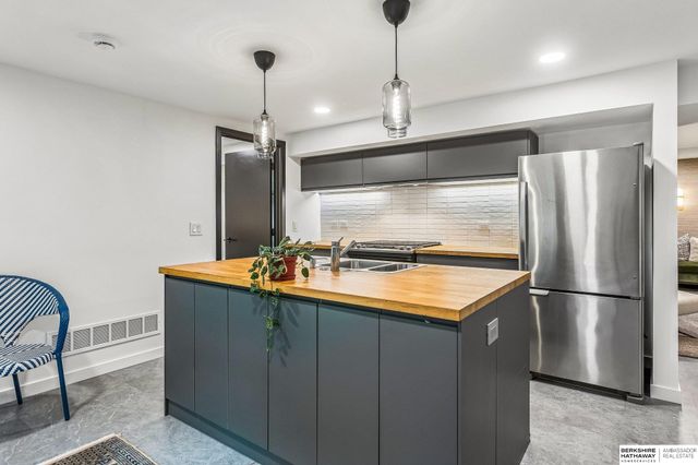 8812 Broadmoor Drive, Omaha, NE 68114