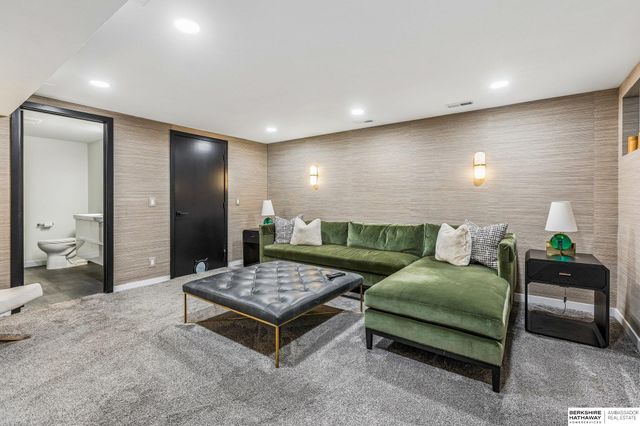 8812 Broadmoor Drive, Omaha, NE 68114