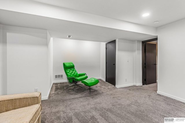8812 Broadmoor Drive, Omaha, NE 68114