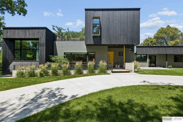 8812 Broadmoor Drive, Omaha, NE 68114