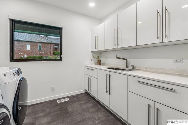 8812 Broadmoor Drive, Omaha, NE 68114