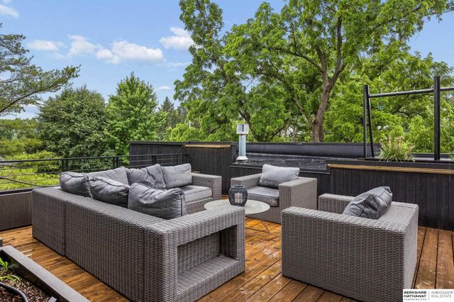 8812 Broadmoor Drive, Omaha, NE 68114