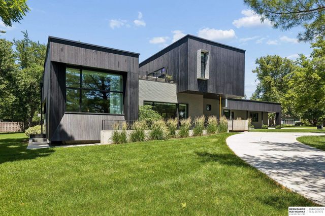 8812 Broadmoor Drive, Omaha, NE 68114