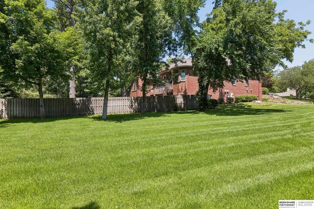 8812 Broadmoor Drive, Omaha, NE 68114
