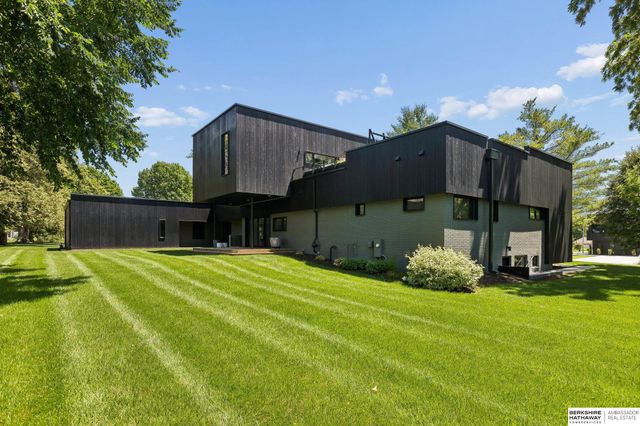 8812 Broadmoor Drive, Omaha, NE 68114