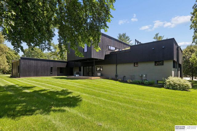8812 Broadmoor Drive, Omaha, NE 68114