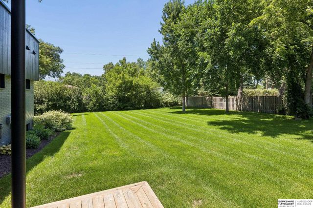 8812 Broadmoor Drive, Omaha, NE 68114