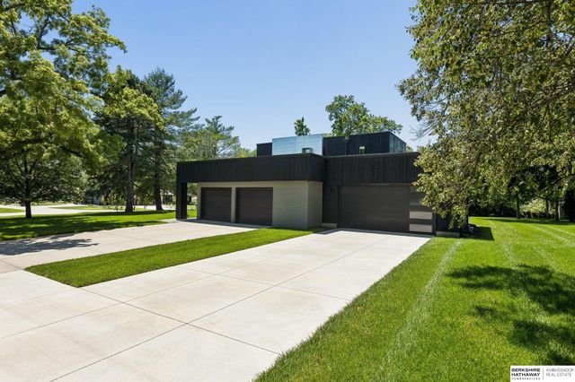 8812 Broadmoor Drive, Omaha, NE 68114
