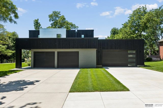 8812 Broadmoor Drive, Omaha, NE 68114