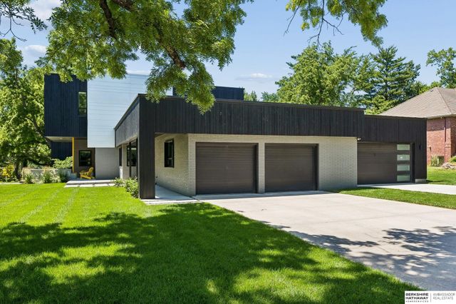 8812 Broadmoor Drive, Omaha, NE 68114
