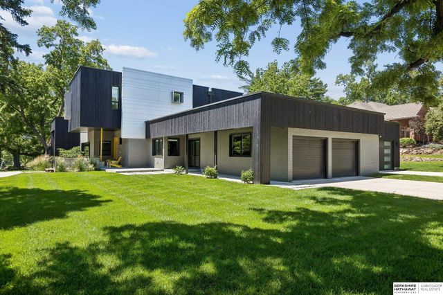 8812 Broadmoor Drive, Omaha, NE 68114