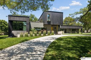 8812 Broadmoor Drive, Omaha, NE 68114