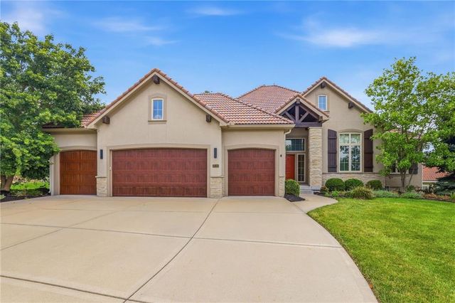 6119 Southlake Drive, Parkville, MO 64152