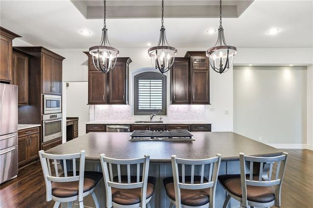 6119 Southlake Drive, Parkville, MO 64152