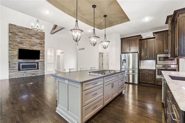 6119 Southlake Drive, Parkville, MO 64152