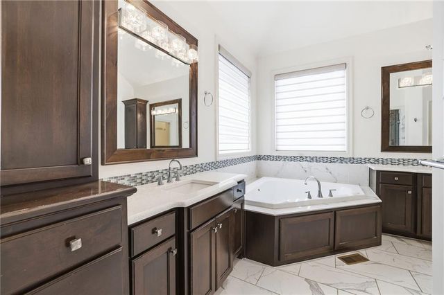 6119 Southlake Drive, Parkville, MO 64152