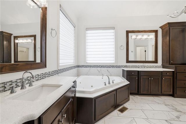 6119 Southlake Drive, Parkville, MO 64152