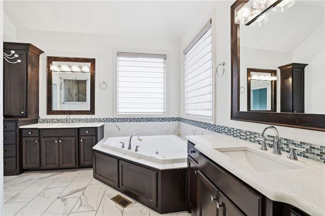 6119 Southlake Drive, Parkville, MO 64152