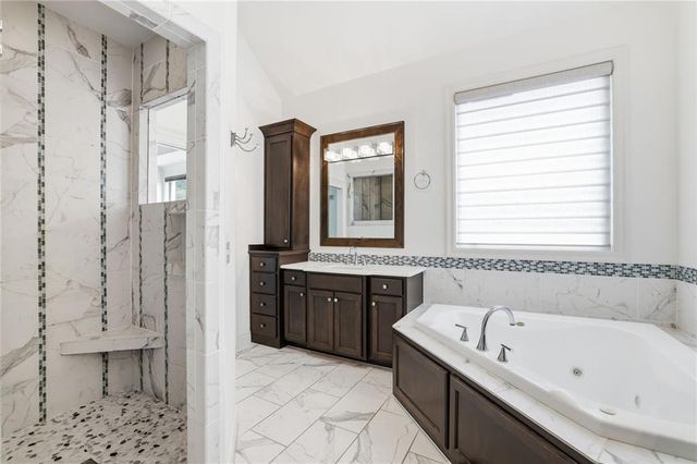 6119 Southlake Drive, Parkville, MO 64152