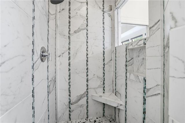 6119 Southlake Drive, Parkville, MO 64152