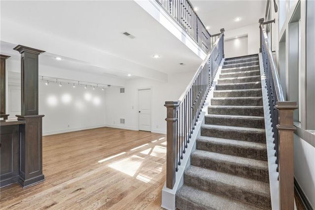 6119 Southlake Drive, Parkville, MO 64152