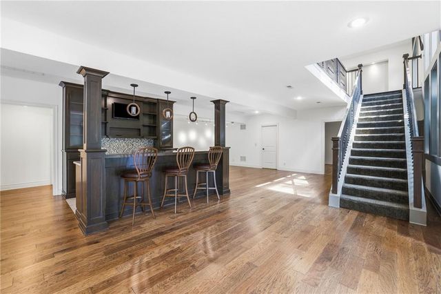 6119 Southlake Drive, Parkville, MO 64152