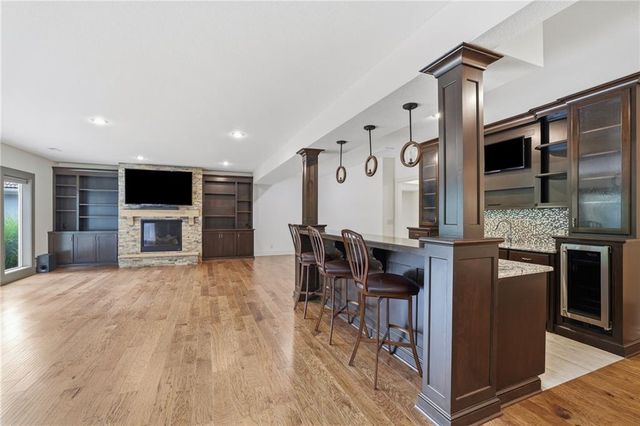 6119 Southlake Drive, Parkville, MO 64152