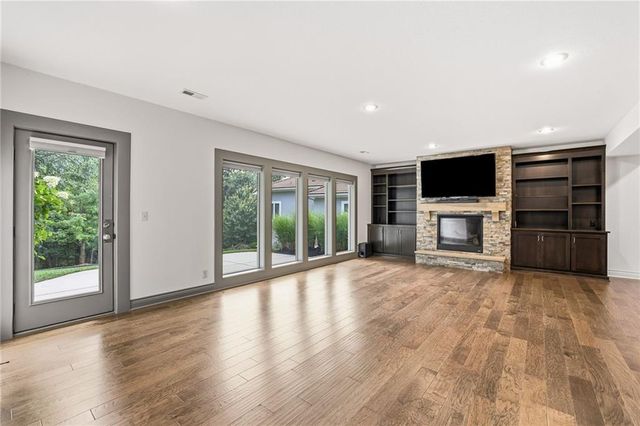 6119 Southlake Drive, Parkville, MO 64152