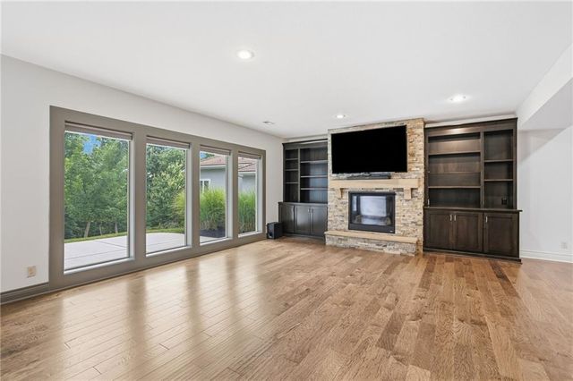 6119 Southlake Drive, Parkville, MO 64152