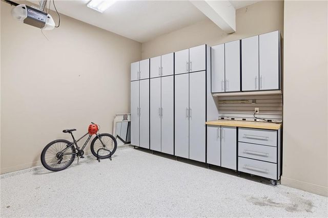 6119 Southlake Drive, Parkville, MO 64152