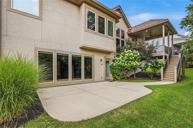 6119 Southlake Drive, Parkville, MO 64152