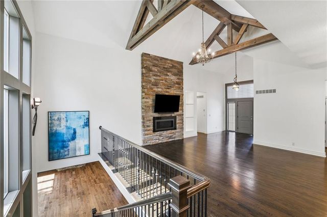 6119 Southlake Drive, Parkville, MO 64152