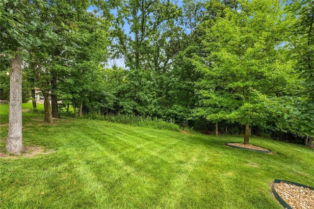 6119 Southlake Drive, Parkville, MO 64152