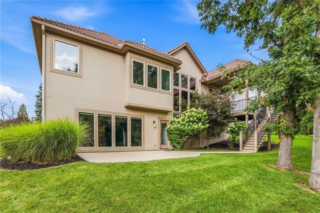 6119 Southlake Drive, Parkville, MO 64152