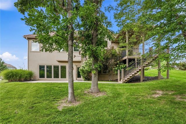 6119 Southlake Drive, Parkville, MO 64152