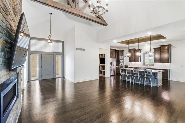 6119 Southlake Drive, Parkville, MO 64152