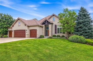 6119 Southlake Drive, Parkville, MO 64152