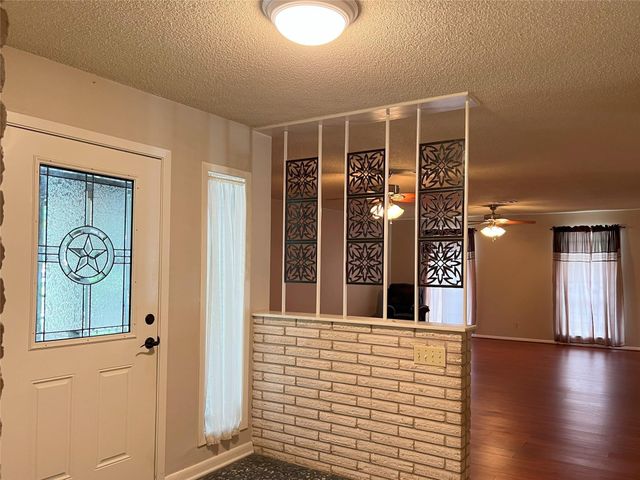 401 Oakhill Drive, Conroe, TX 77304