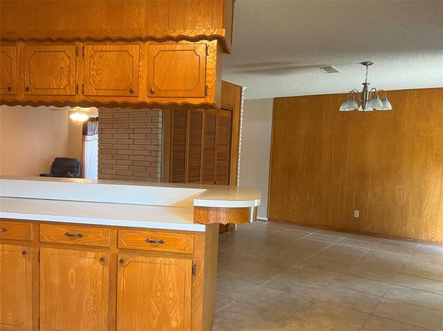 401 Oakhill Drive, Conroe, TX 77304