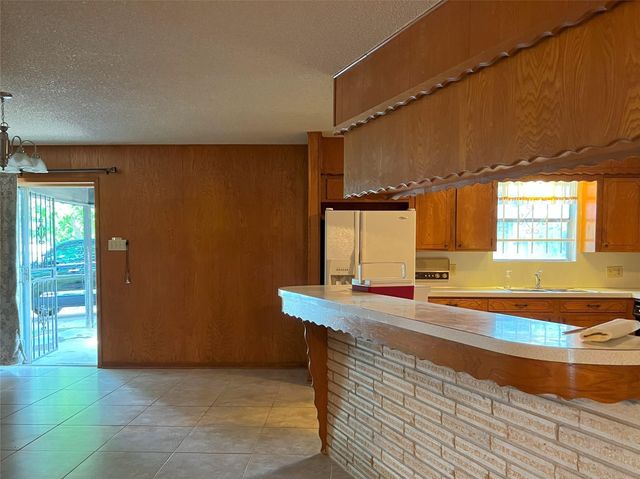 401 Oakhill Drive, Conroe, TX 77304