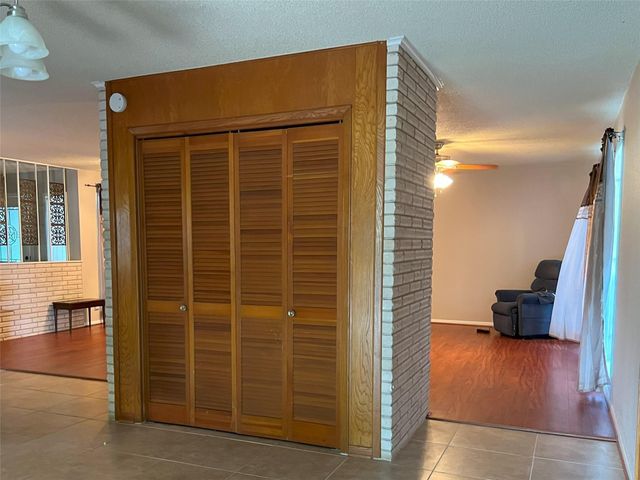 401 Oakhill Drive, Conroe, TX 77304