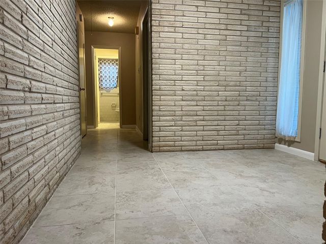 401 Oakhill Drive, Conroe, TX 77304