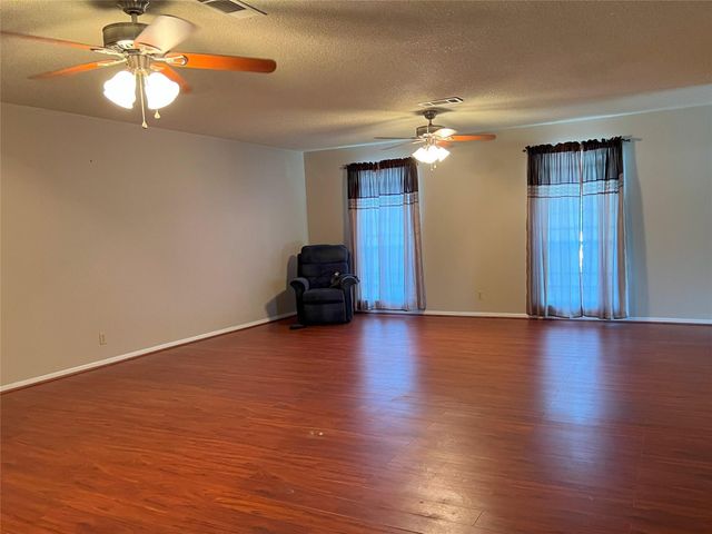 401 Oakhill Drive, Conroe, TX 77304