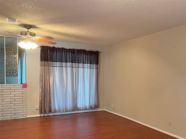 401 Oakhill Drive, Conroe, TX 77304