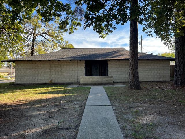 401 Oakhill Drive, Conroe, TX 77304